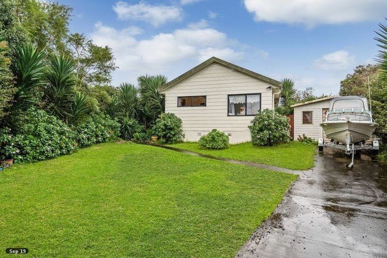 Photo of property in 22 Dungarvon Place, Clendon Park, Auckland, 2103