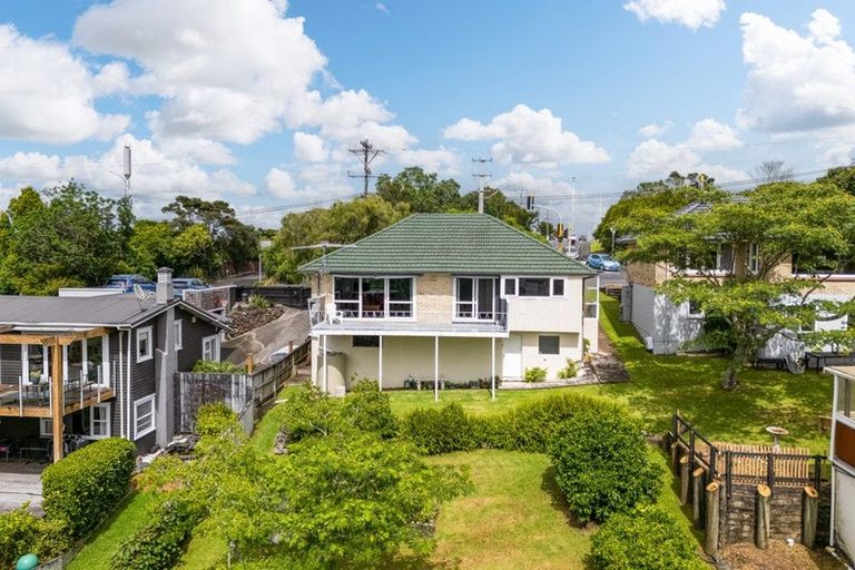 Photo of property in 175 Glenfield Road, Hillcrest, Auckland, 0627