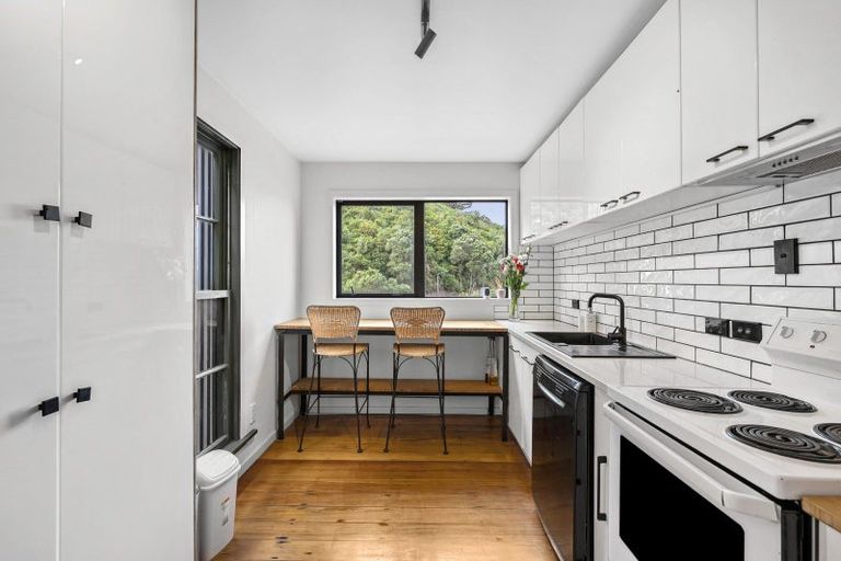 Photo of property in 9b Onslow Road, Khandallah, Wellington, 6035