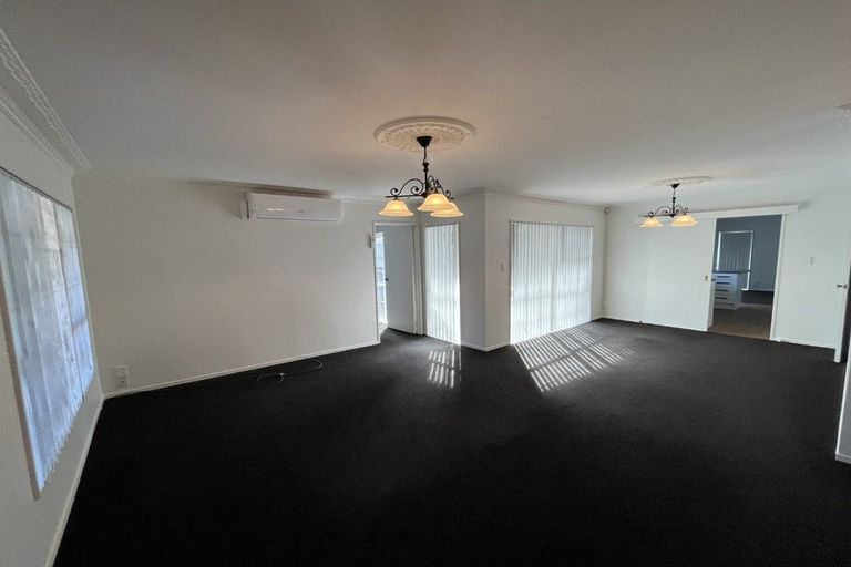Photo of property in 2 Framalda Place, Conifer Grove, Takanini, 2112