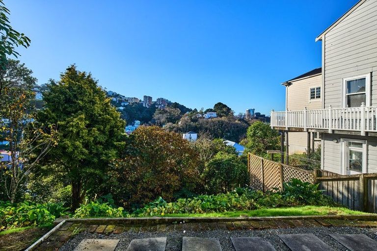 Photo of property in 32 Maarama Crescent, Aro Valley, Wellington, 6021