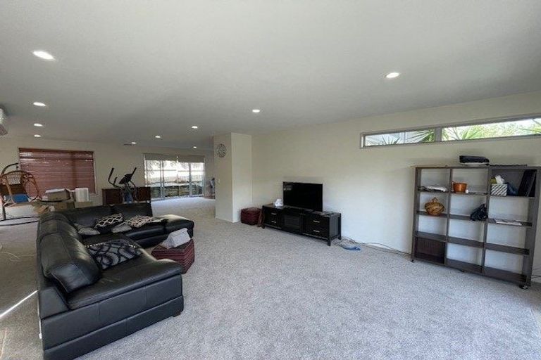 Photo of property in 2/16 Tobruk Crescent, Milford, Auckland, 0620