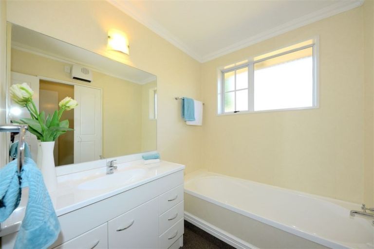 Photo of property in 2 Broadfell Avenue, Avonhead, Christchurch, 8042