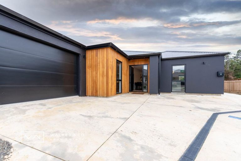 Photo of property in 2 Nikau Lane, Timberlea, Upper Hutt, 5018