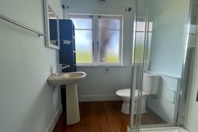 Photo of property in 70 Mckenzie Road, Mangere Bridge, Auckland, 2022