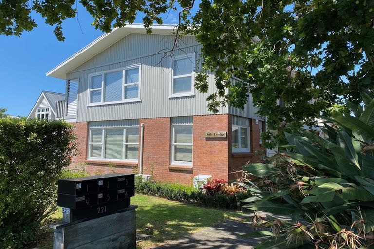Photo of property in 2/221 Hurstmere Road, Takapuna, Auckland, 0622