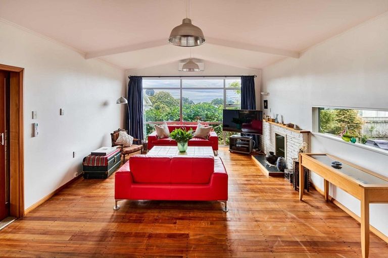 Photo of property in 9 Toenga Road, Pukerua Bay, 5026