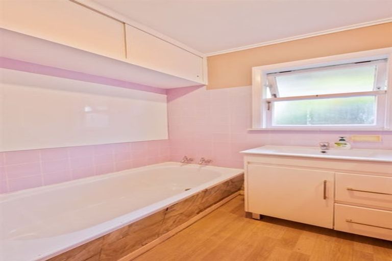 Photo of property in 28 Ellen Street, Manurewa East, Auckland, 2102