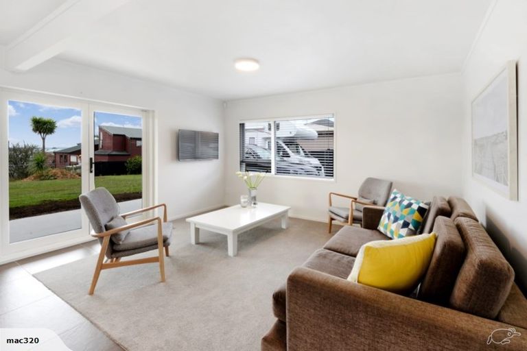 Photo of property in 2/611 Beach Road, Rothesay Bay, Auckland, 0630