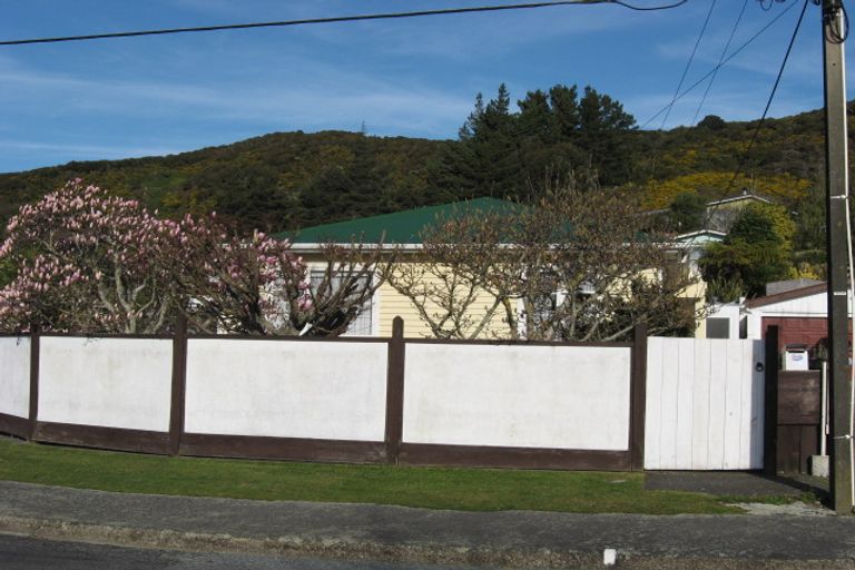 Photo of property in 1 Gardiner Grove, Wainuiomata, Lower Hutt, 5014