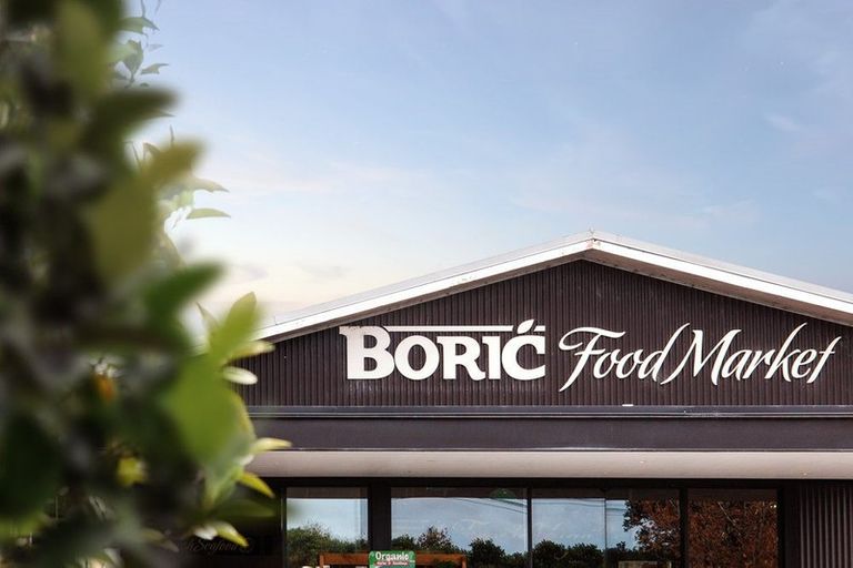 Photo of property in 12 Vogwill Road, Kumeu, 0810