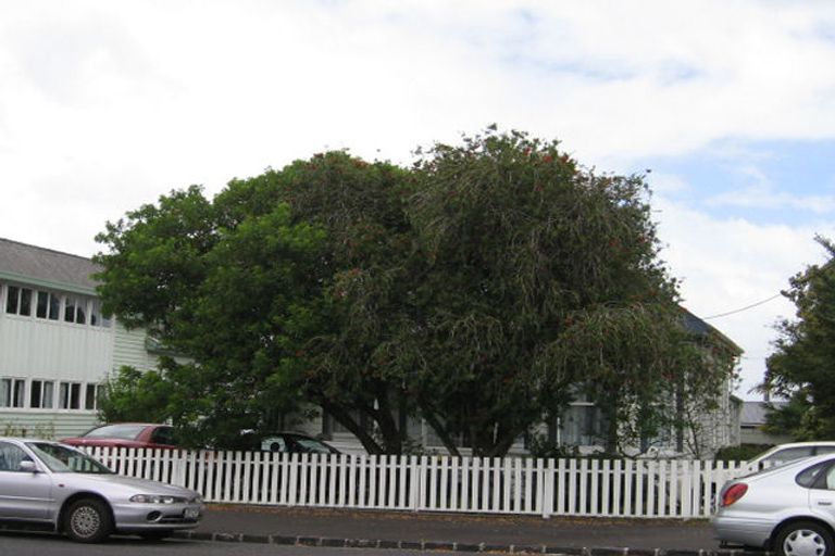 Photo of property in 180 Hinemoa Street, Birkenhead, Auckland, 0626