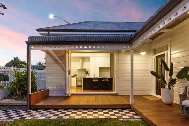 Photo of property in 27 Napier Terrace, Hospital Hill, Napier, 4110