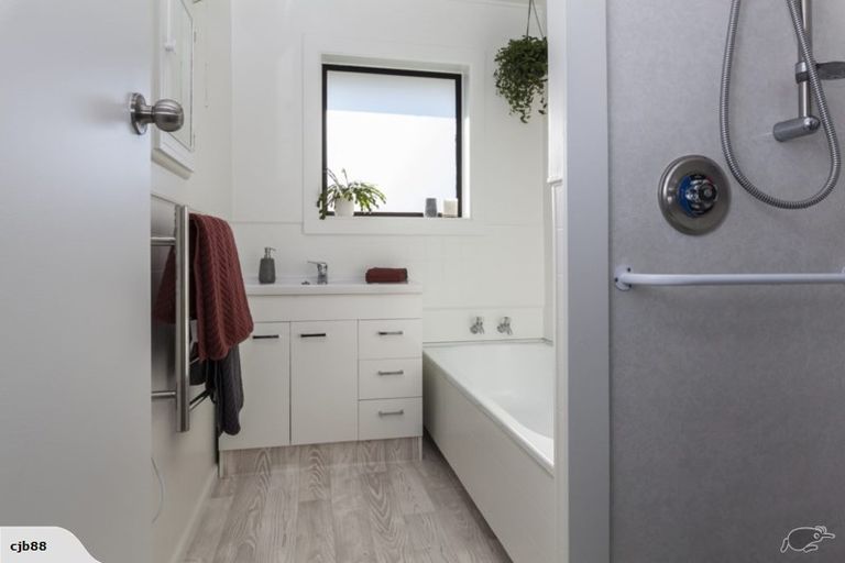 Photo of property in 2/320 Memorial Avenue, Burnside, Christchurch, 8053