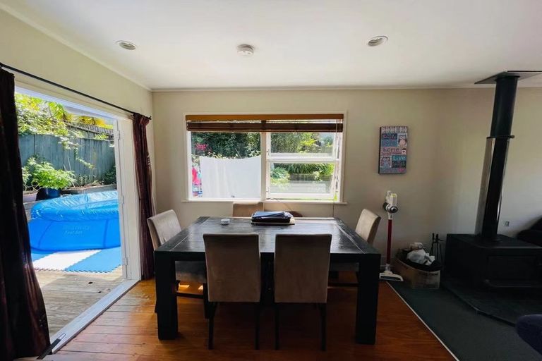 Photo of property in 1/5 Mchardy Place, Glenfield, Auckland, 0627