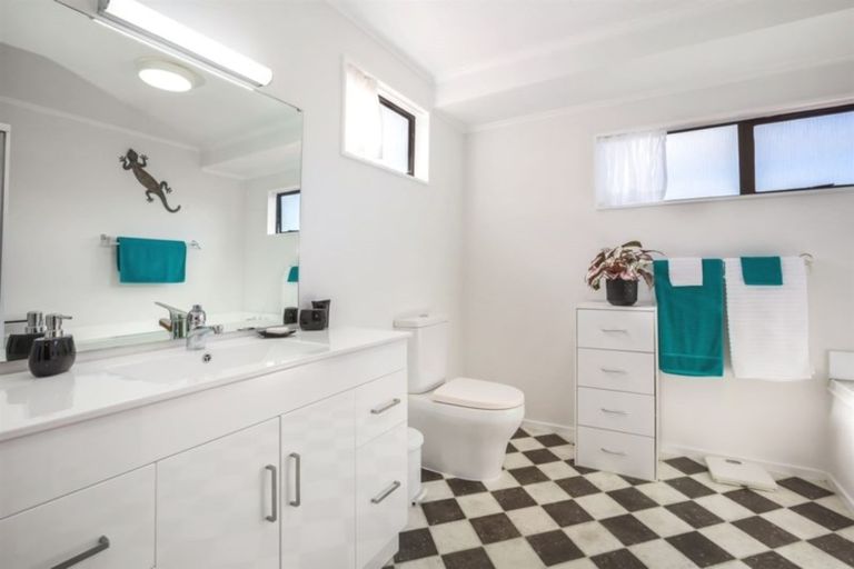 Photo of property in 25 Ordley Grove, Tawa, Wellington, 5028