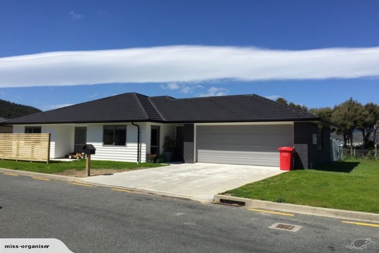 Photo of property in 2 Cory Jane Grove, Riverstone Terraces, Upper Hutt, 5018