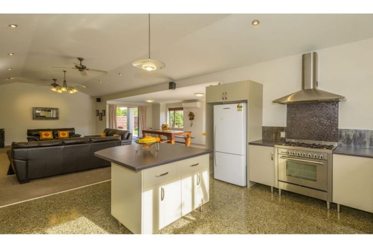 Photo of property in 33 Bottle Lake Drive, Parklands, Christchurch, 8083