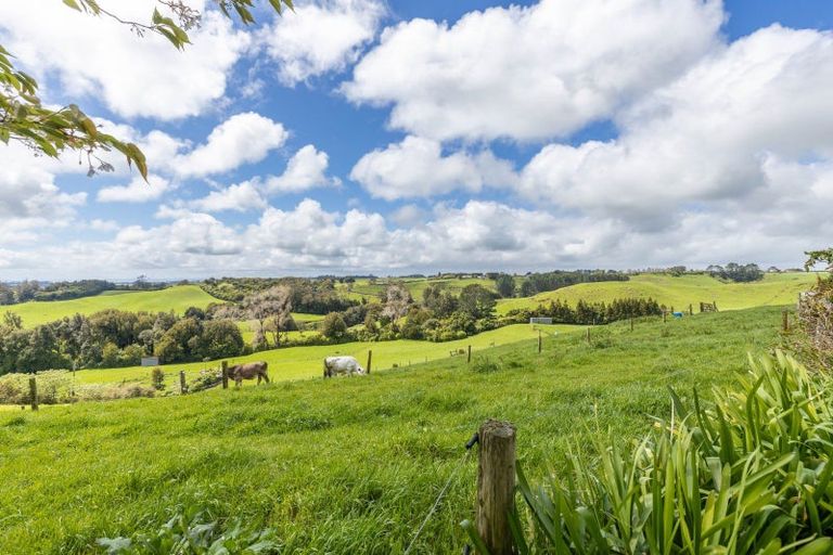 Photo of property in 805 Richmond Road, Lepperton, New Plymouth, 4373