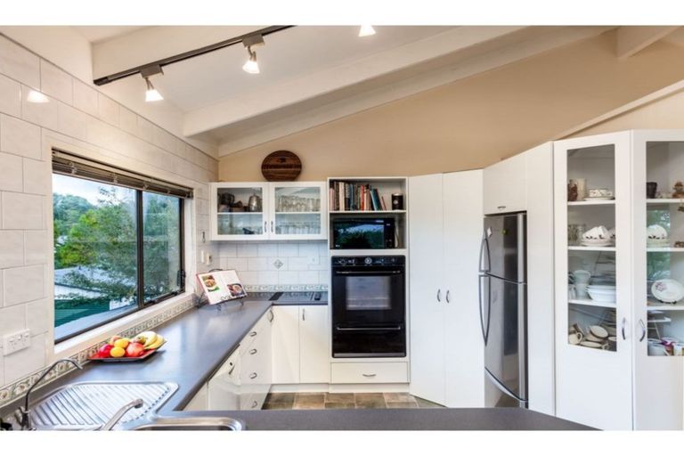 Photo of property in 7 Pokapu Street, Titirangi, Auckland, 0600