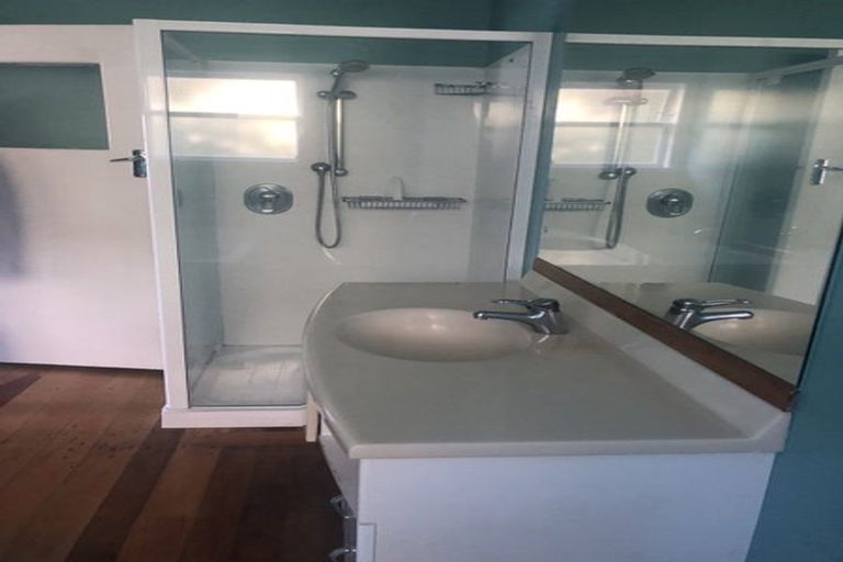 Photo of property in 3 Salford Street, Newlands, Wellington, 6037