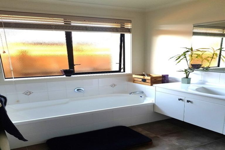 Photo of property in 1 Pat Bishop Place, Papamoa Beach, Papamoa, 3118