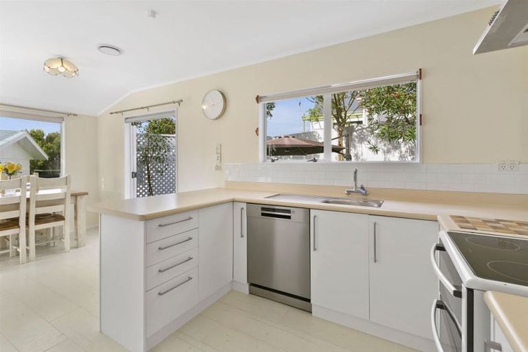 Photo of property in 11 Te Ngaere Place, Merrilands, New Plymouth, 4312