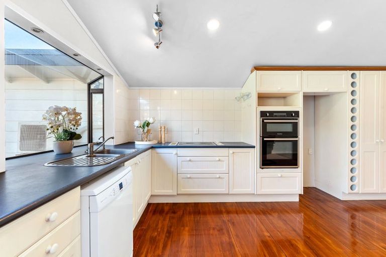 Photo of property in 3 Walnut Lane, Browns Bay, Auckland, 0630