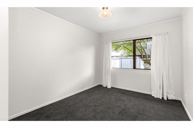 Photo of property in 2 Page Place, Hamilton East, Hamilton, 3216