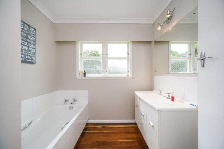 Photo of property in 18 Woburn Place, Takaro, Palmerston North, 4412