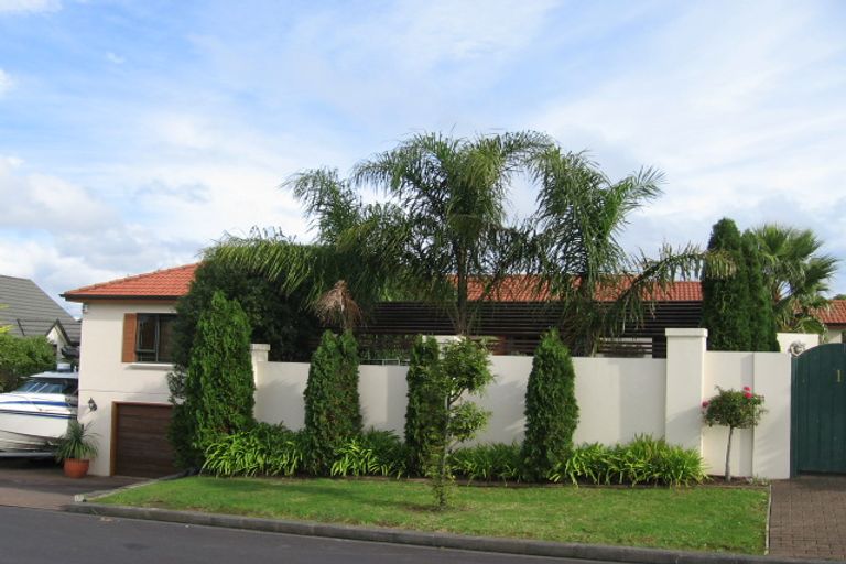 Photo of property in 1 Ramoana Mews, Shelly Park, Auckland, 2014