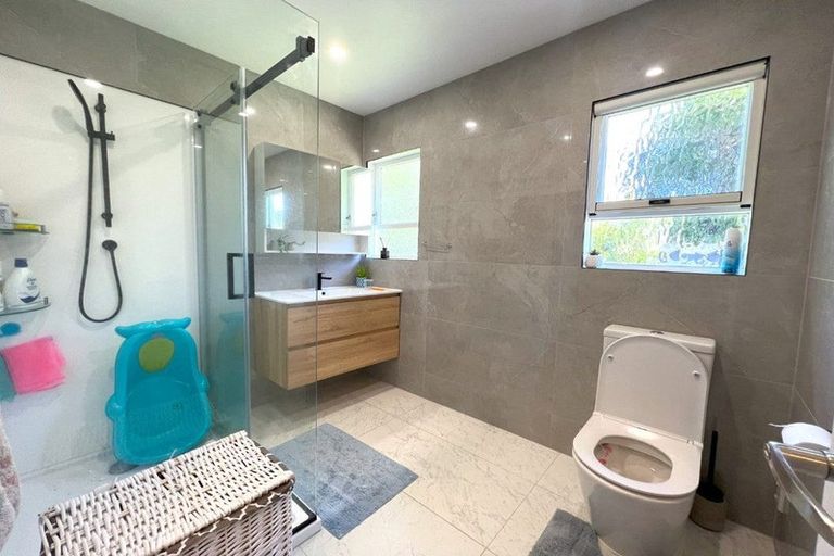 Photo of property in 1/86 Tirimoana Road, Te Atatu South, Auckland, 0602