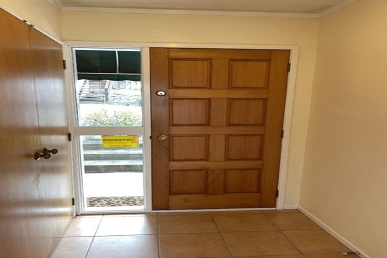 Photo of property in 1/14 Strabo Place, Windsor Park, Auckland, 0632