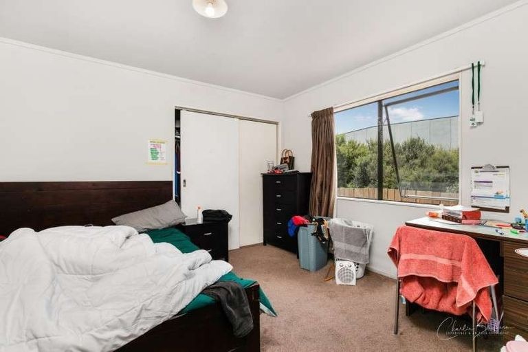 Photo of property in 2/20 Eulogy Place, Randwick Park, Auckland, 2105