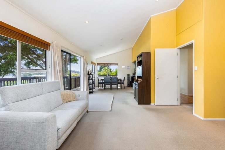 Photo of property in 10 Tusac Place, Totara Vale, Auckland, 0627