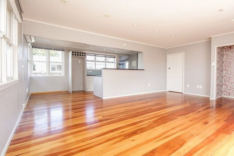 Photo of property in 13 Rewarewa Road, Te Atatu Peninsula, Auckland, 0610