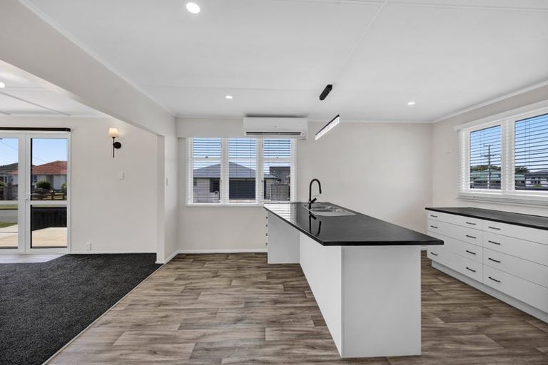 Photo of property in 1a Robbins Crescent, Hawera, 4610