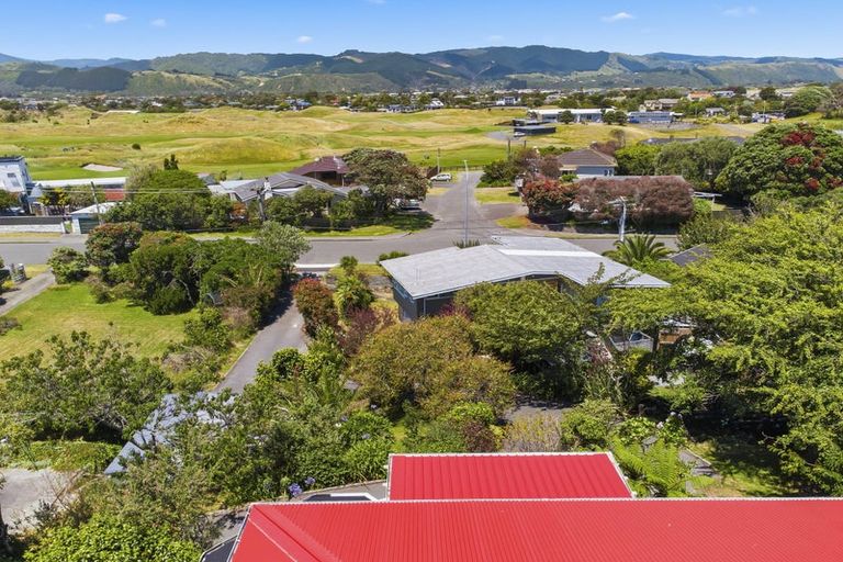 Photo of property in 15 Golf Road, Paraparaumu Beach, Paraparaumu, 5032