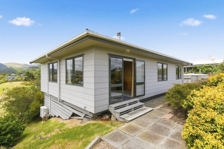 Photo of property in 130 Renown Road, Raumati South, Paraparaumu, 5032