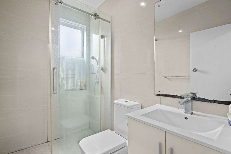 Photo of property in 1/221 Onewa Road, Birkenhead, Auckland, 0626