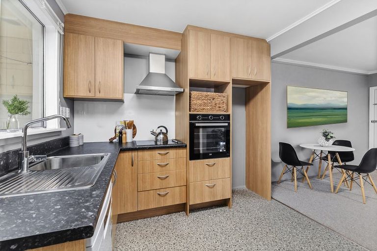 Photo of property in 2/246 Main Road, Tawa, Wellington, 5028