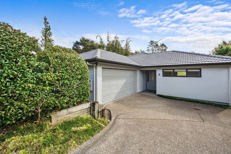 Photo of property in 5 Springwater Vale, Unsworth Heights, Auckland, 0632