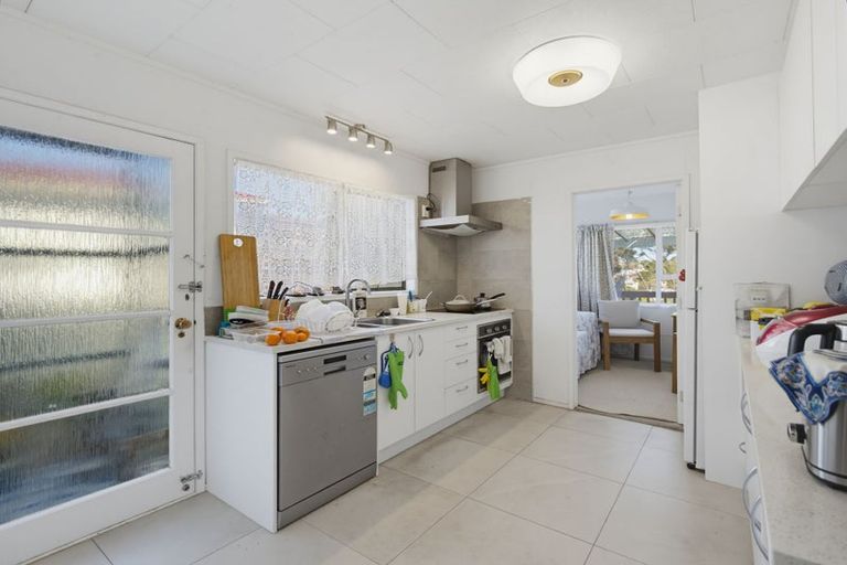Photo of property in 6 Jenanne Place, Totara Vale, Auckland, 0629