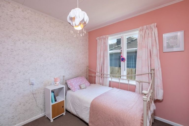 Photo of property in 2 Kapiti Crescent, Titahi Bay, Porirua, 5022