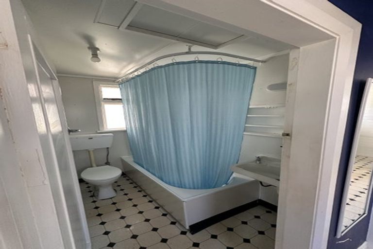 Photo of property in 75 Apu Crescent, Lyall Bay, Wellington, 6022