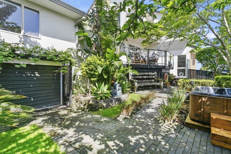 Photo of property in 2/130 Sandspit Road, Shelly Park, Auckland, 2014