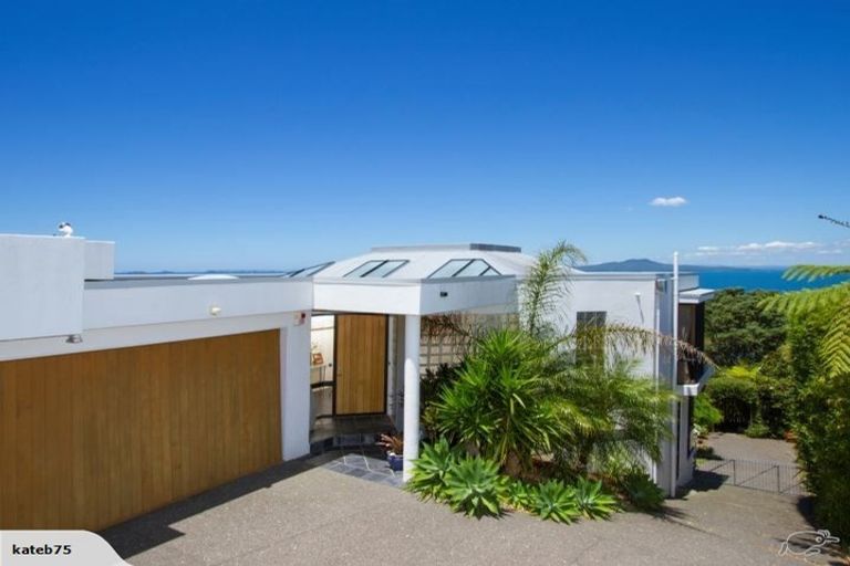 Photo of property in 2/19 Churchill Road, Murrays Bay, Auckland, 0630