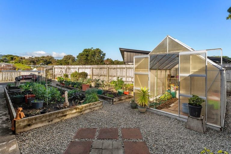 Photo of property in 6 Queens Road, Waikanae Beach, Waikanae, 5036