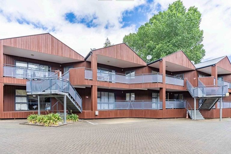 Photo of property in 22/3 The Avenue, Albany, Auckland, 0632