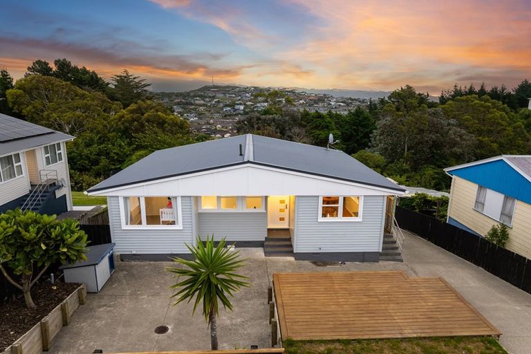 Photo of property in 16 Sasanof View, Ascot Park, Porirua, 5024